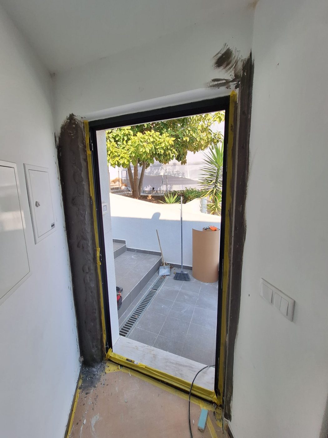 Instalação de porta em obra
